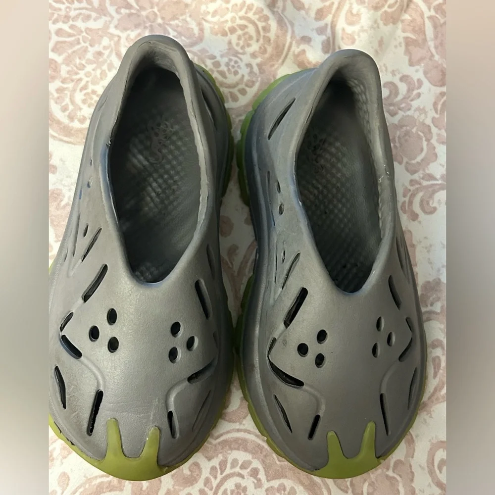 SIA (SOMEWHERE IN AMERICA)  SLIP ON SHOES  SIZE 9/10 C